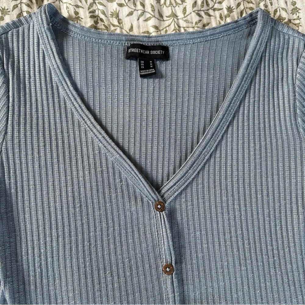 Streetwear Society Blue Ribbed Short Sleeve Cotton V Neck False Button Crop Top - Picture 9 of 10